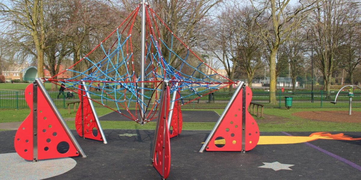 Apex Levitator Red Photo of Apex levitator with red & blue ropes. Rope playground equipment for schools & local parks